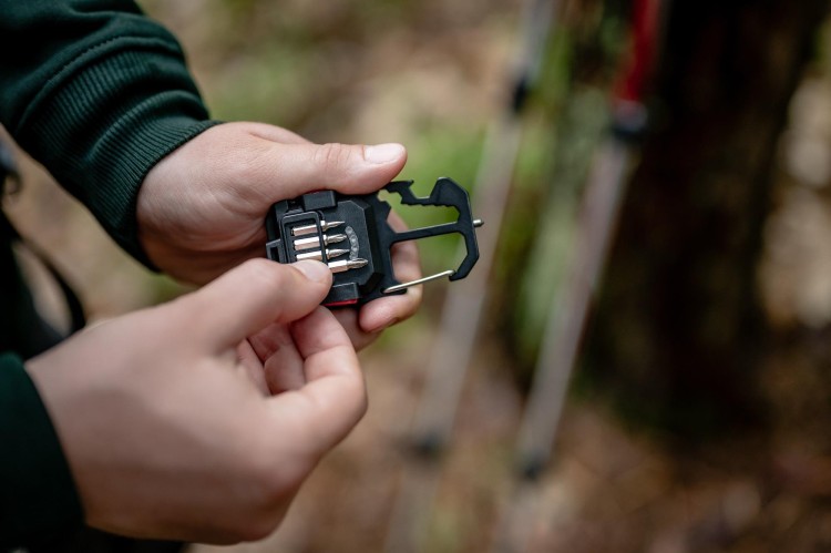 Lampka latarka Newell Lunar Multitool karabińczyk statyw czerwony LED USB-C-232200