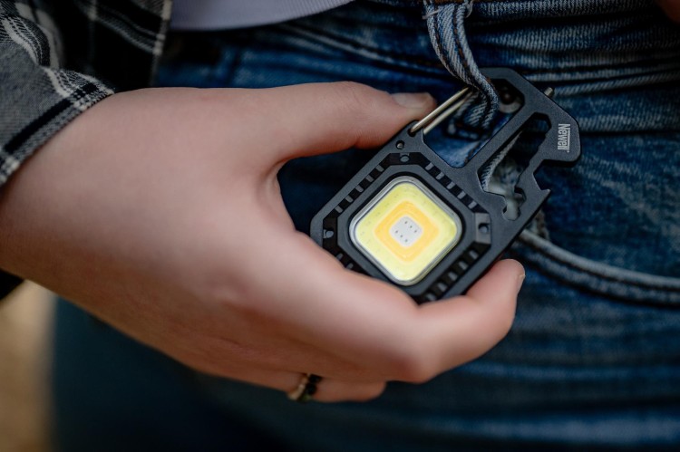 Lampka latarka Newell Lunar Multitool karabińczyk statyw czerwony LED USB-C-232209