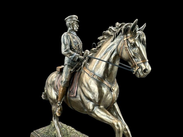 Ekskluzywna rzeźba figurka Józef Piłsudski 28,0 cm-237888